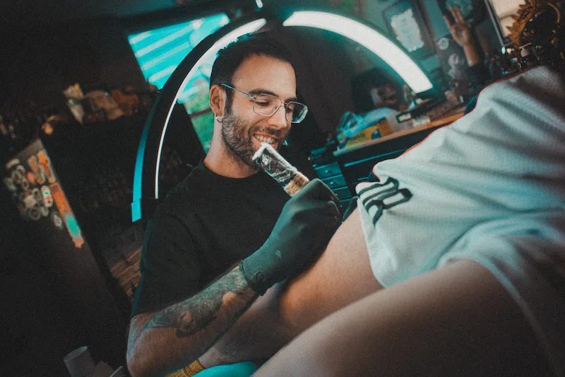 Daniel Sangil trabajando en el estudio de Elda, Alicante, España